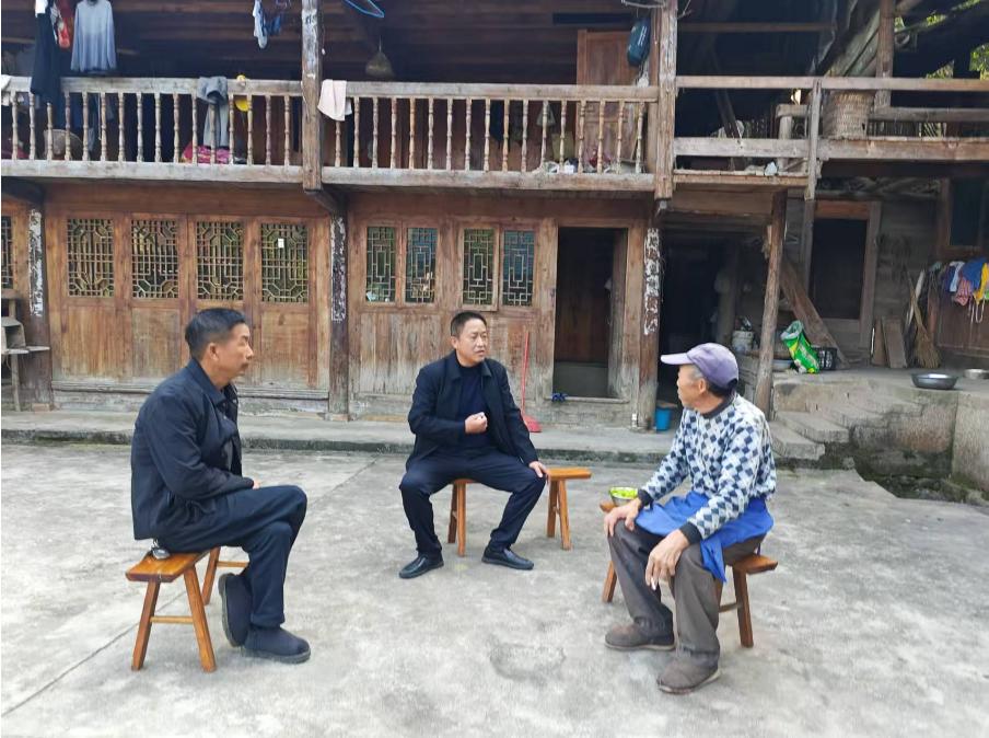 圖1 鮮正軍進行入戶走訪.jpg