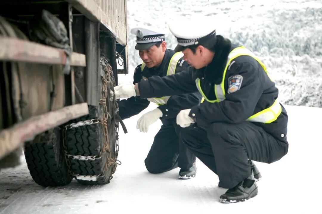 圖2 梅花山交警保障服務(wù)過往車輛.jpg