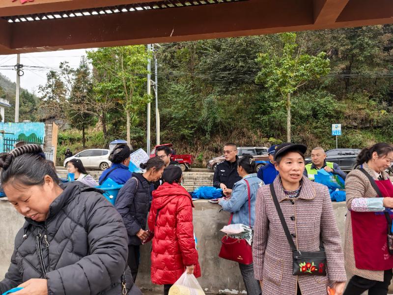 圖3 ?；痉ㄋ?lián)合公安、綜治、交管等部門開展“道路交通安全”主題法治宣傳活動.jpg