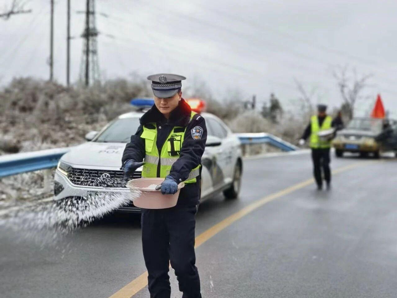 圖1民警在轄區(qū)結(jié)冰路段開展撒鹽除冰防凍工作。.jpg