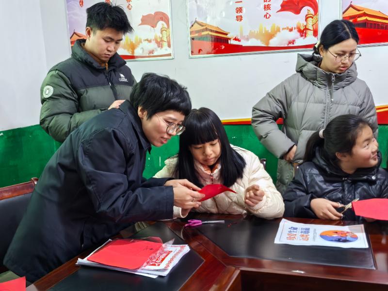 圖1 黨支部工作人員與小學(xué)生一起做手工 .jpg