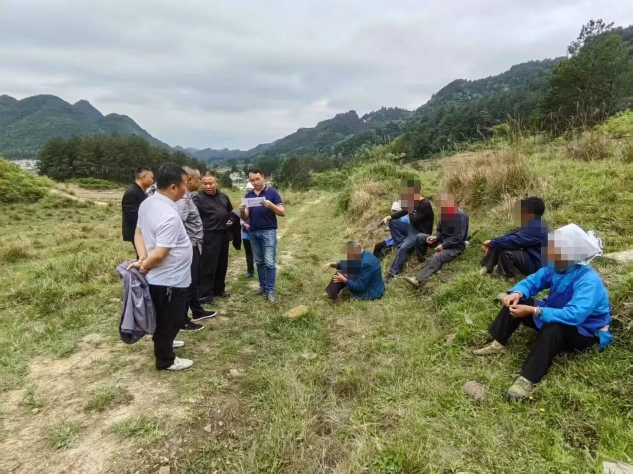 圖3 與村民調解協(xié)商現(xiàn)場.png