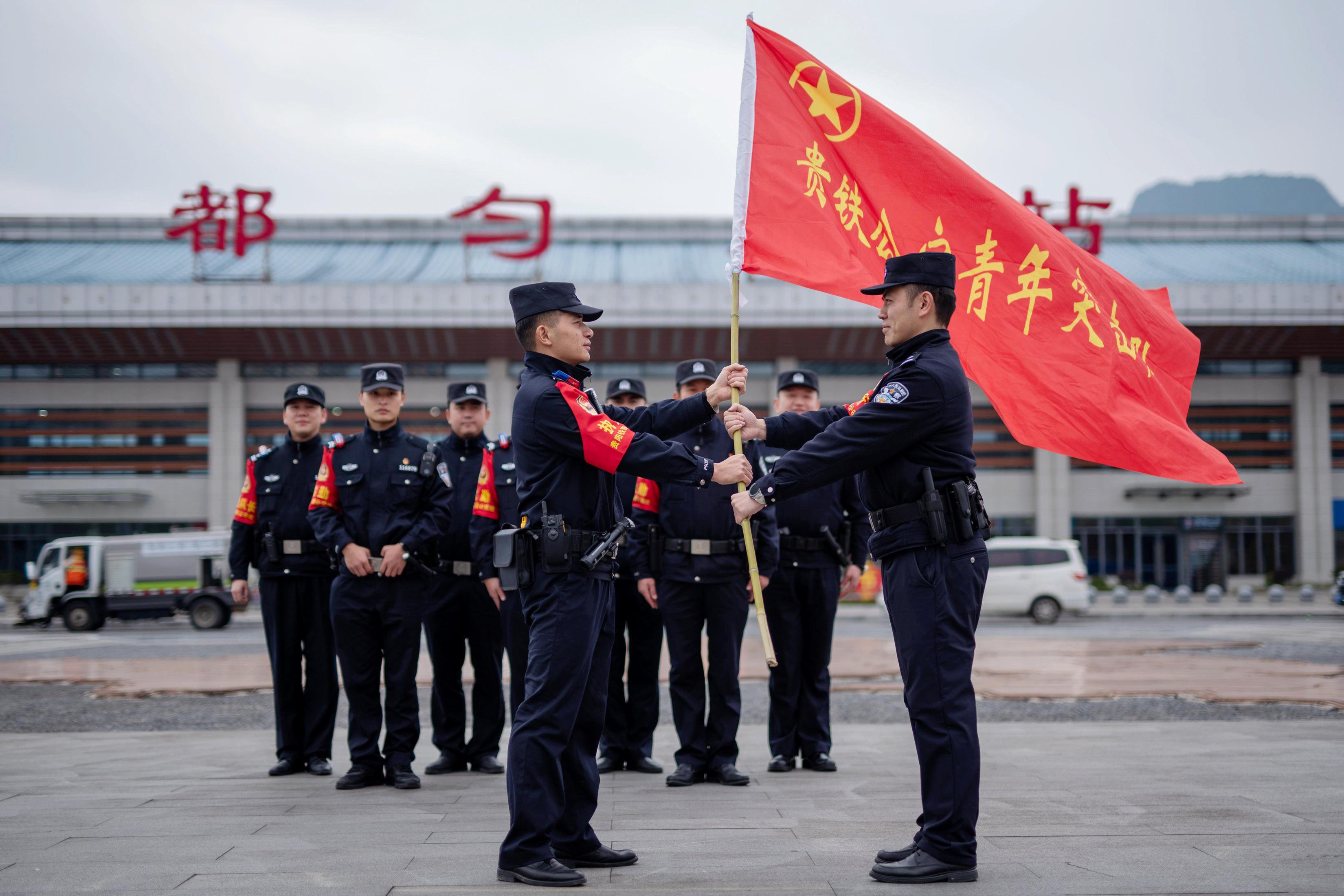 18 都勻東站派出所舉行簡樸莊重的青年突擊隊授旗儀式.jpg