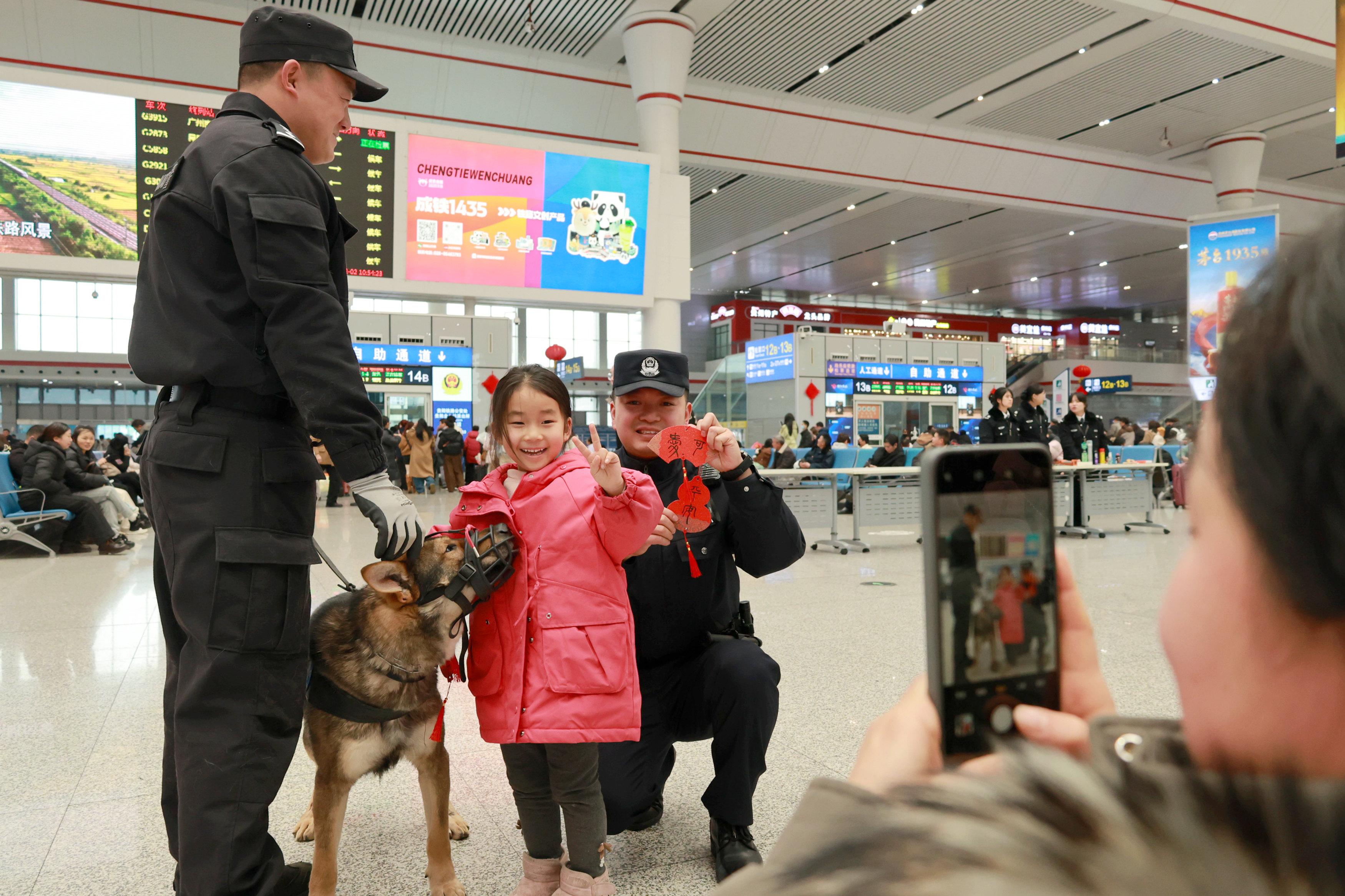 12 小小旅客與現(xiàn)場的“明星警犬——飛虎”合影留念.jpg