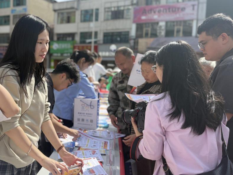 圖4 工作人員進(jìn)行普法宣講.jpg