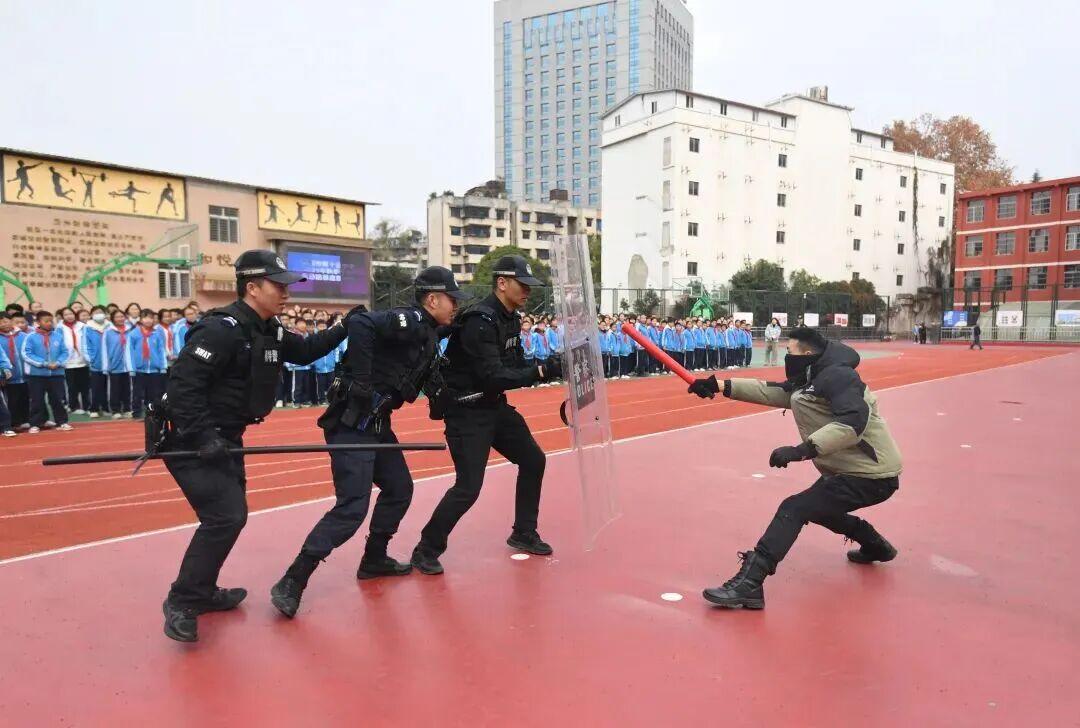 圖2 特警隊員現場講解襲擊應對技巧.jpg