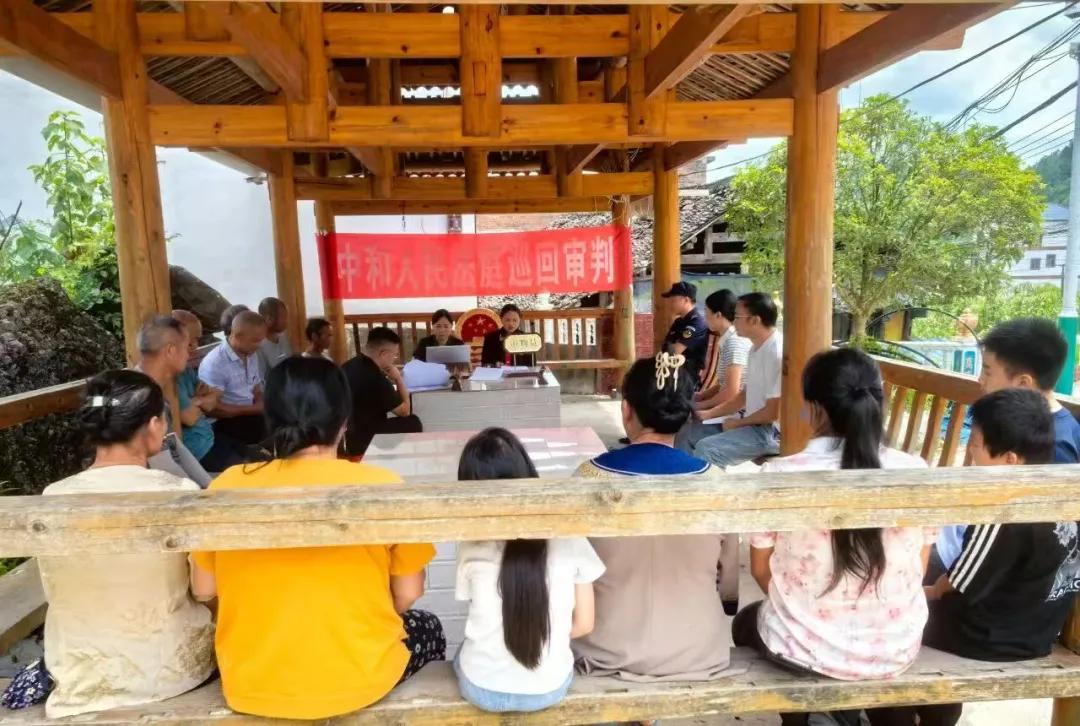 圖3 中和人民法庭將審判庭設(shè)在了鄉(xiāng)場邊的“納涼亭”.jpg