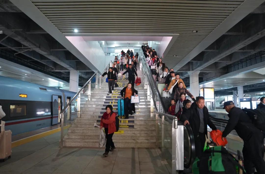 圖2 旅客有序趕車(chē)場(chǎng)景.jpg