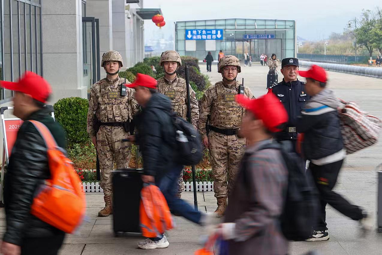 圖3駐站武警守護(hù)務(wù)工旅客有序進(jìn)站乘車。.jpg