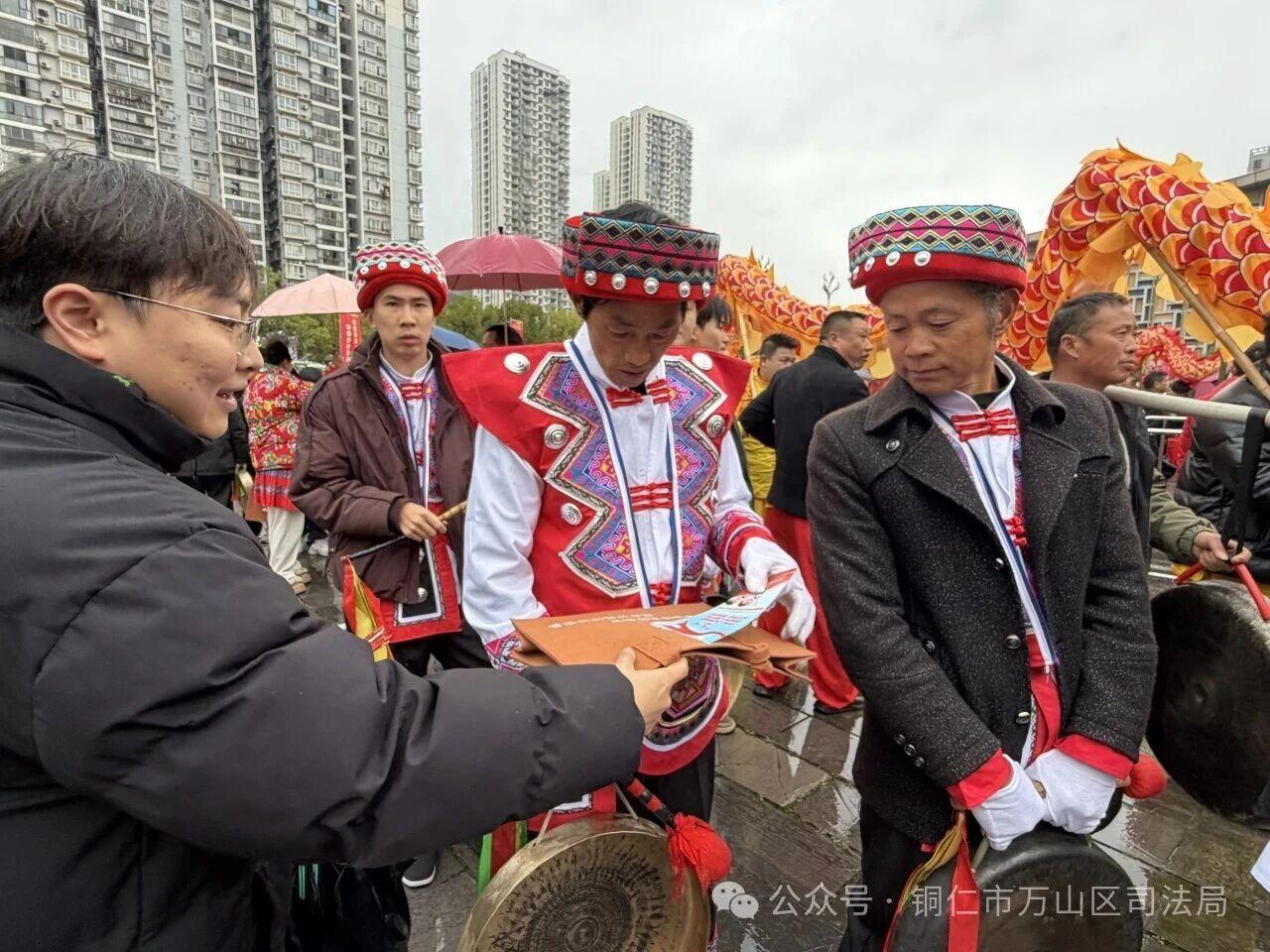 圖2 普法志愿者向巡游隊伍演員開展普法.jpg