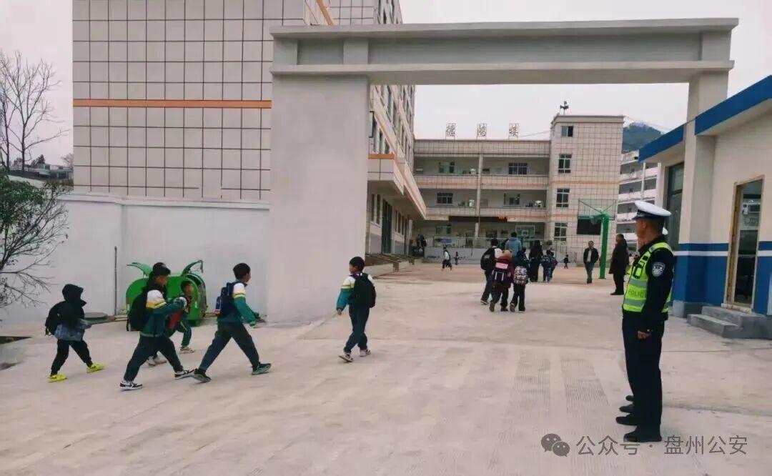 圖1  水城分局民警開展護學崗工作.jpg