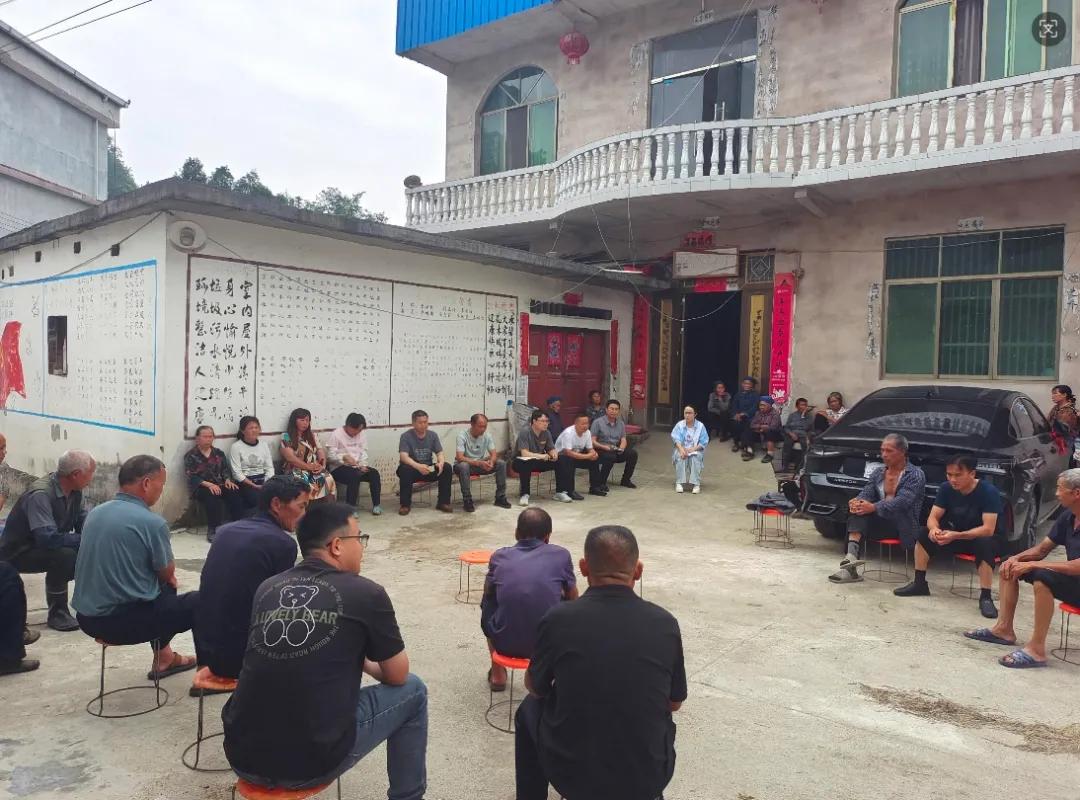 圖3  人民調(diào)解員與“法律明白人”聯(lián)動(dòng)調(diào)處矛盾糾紛.jpg