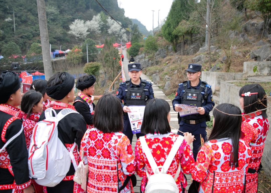 圖2 民警們手拿禁毒、反詐、防火防盜宣傳品開展宣傳.jpg