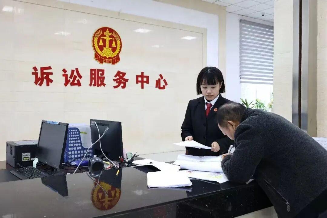 圖2 干警輔導(dǎo)當(dāng)事人填寫(xiě)材料.jpg