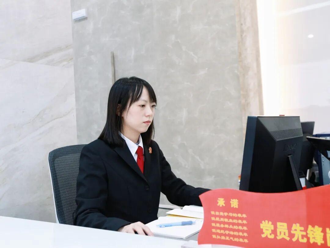 圖2 在服務(wù)窗口認真工作的朱俊蓉.jpg