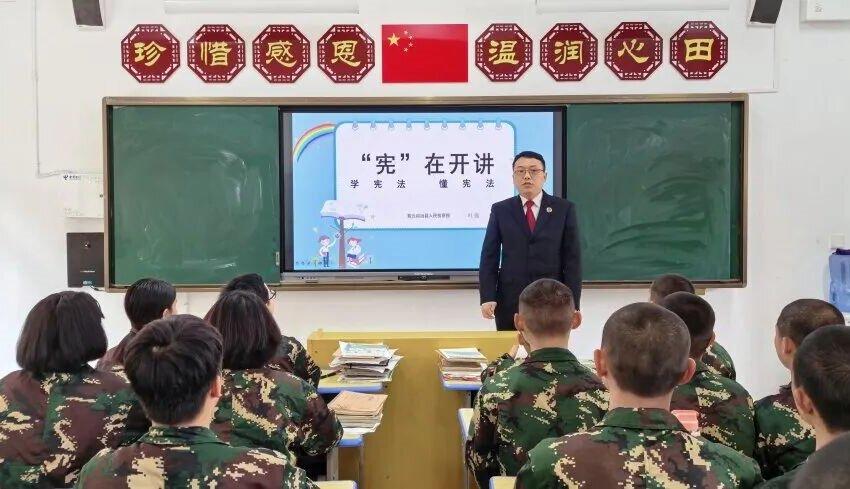 圖1 法治副校長給學(xué)生們普及法律知識.jpg