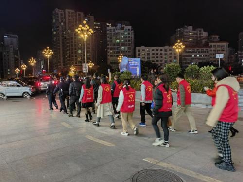 圖1 都勻市公安局文峰派出所帶領(lǐng)的“風信子”志愿服務隊.jpg