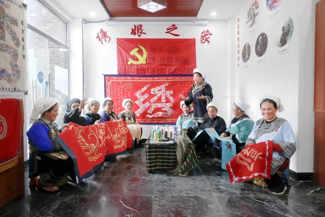 圖2  三都縣雪花湖繡娘“巾幗”調(diào)解服務隊.jpg