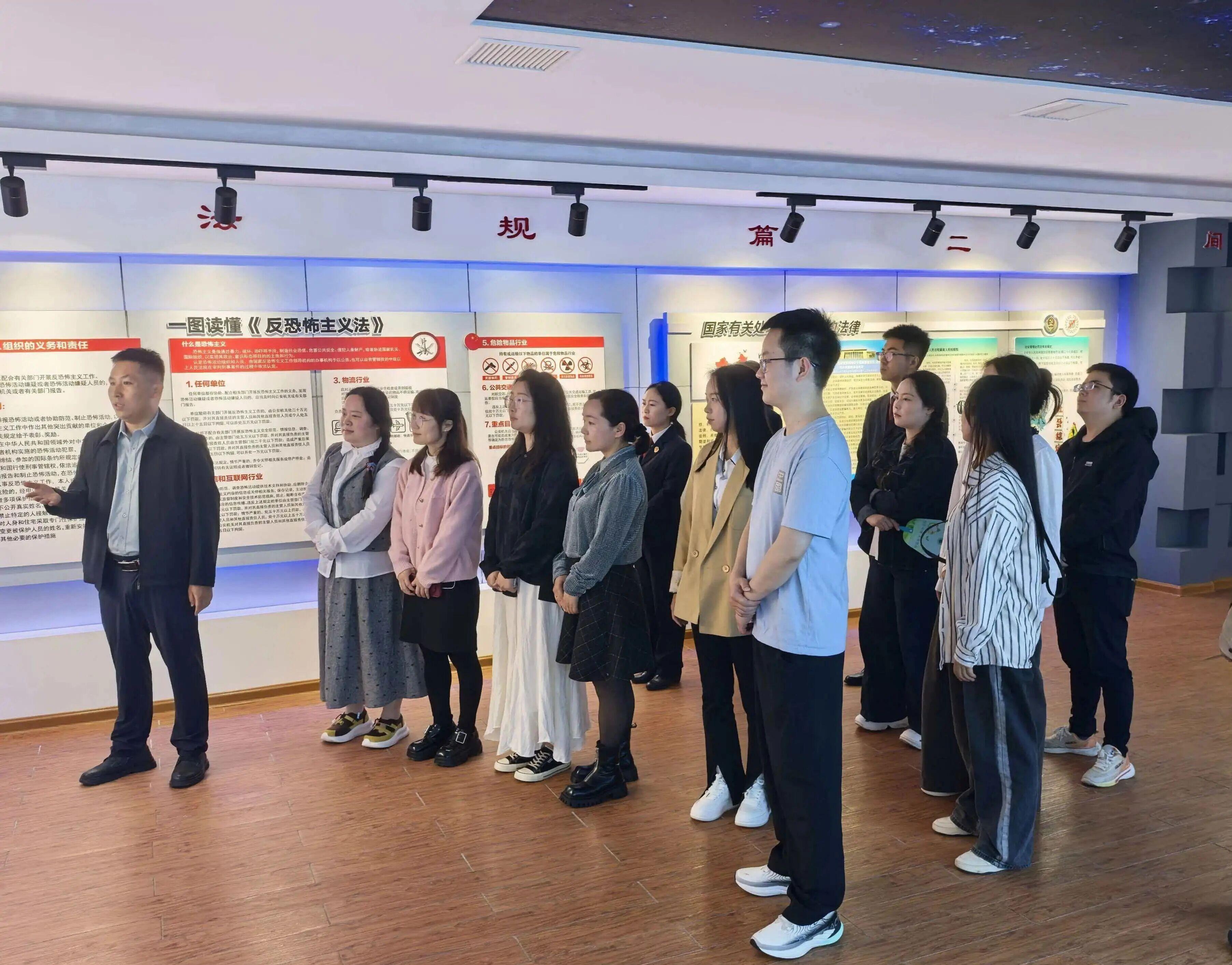 圖2 全體干部職工前往區(qū)委黨校國(guó)家安全警示教育基地參觀學(xué)習(xí)。.jpg