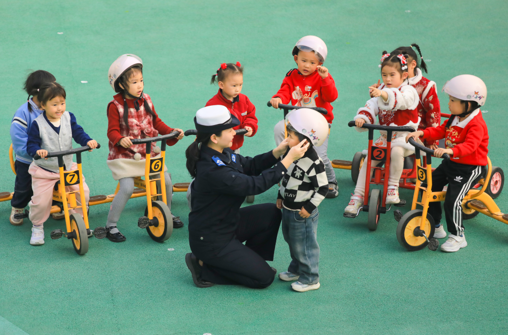 江西贛州：趣味學交規(guī) 平安伴童行