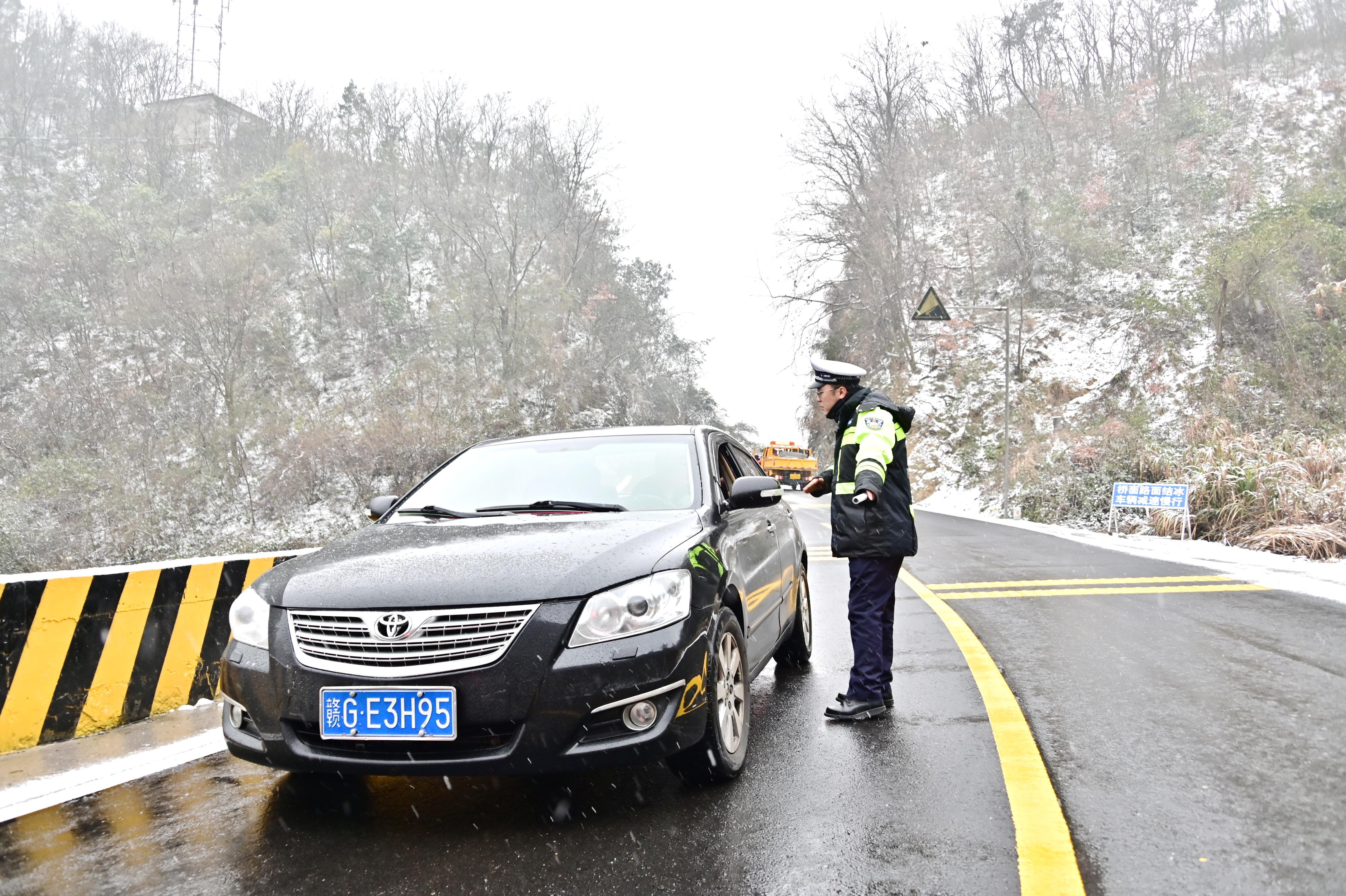 江西武寧：戰(zhàn)雨雪 保暢通