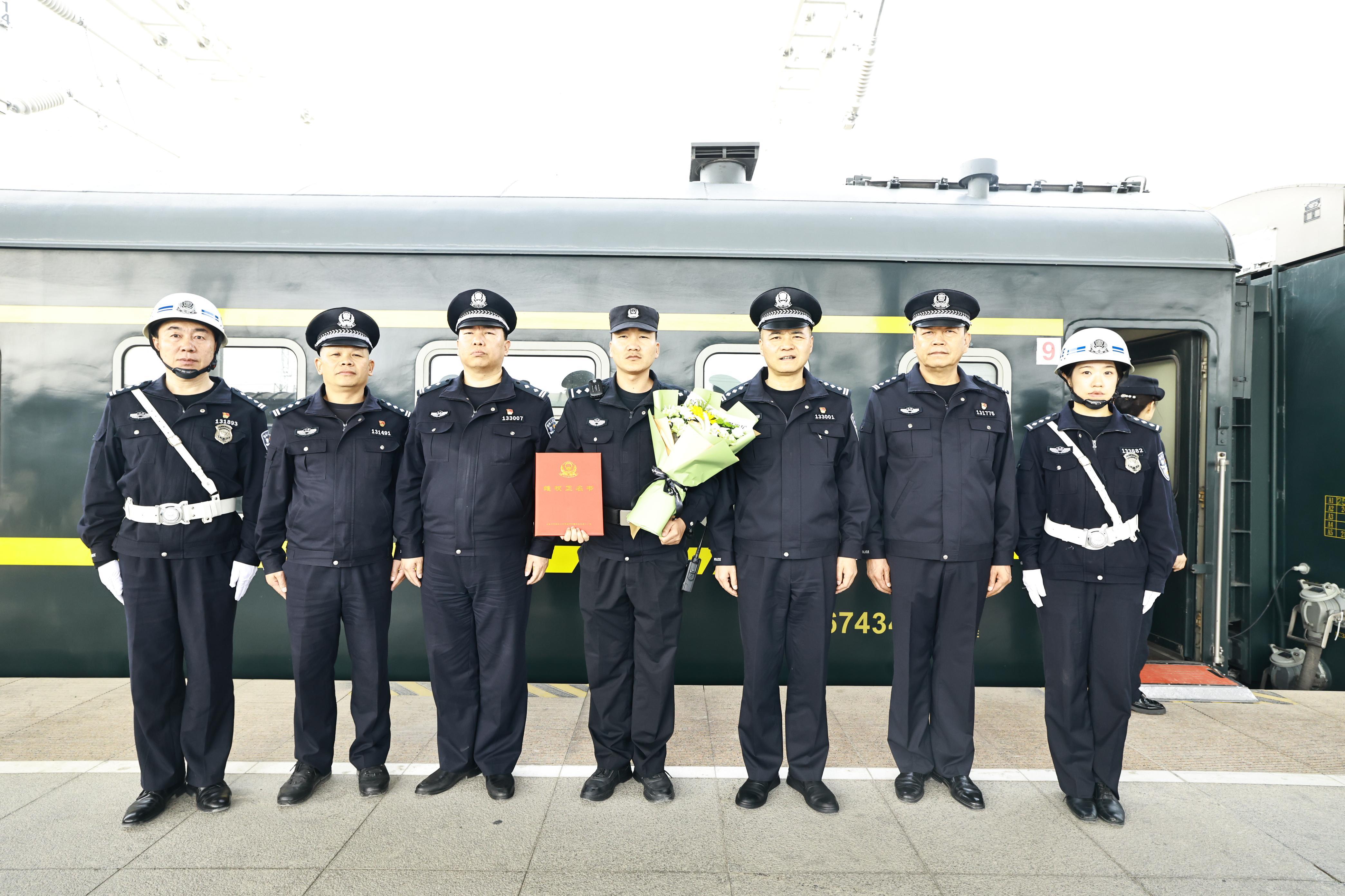 庫(kù)鐵警方為遭受誣告陷害民警頒發(fā)維權(quán)證明書(shū)