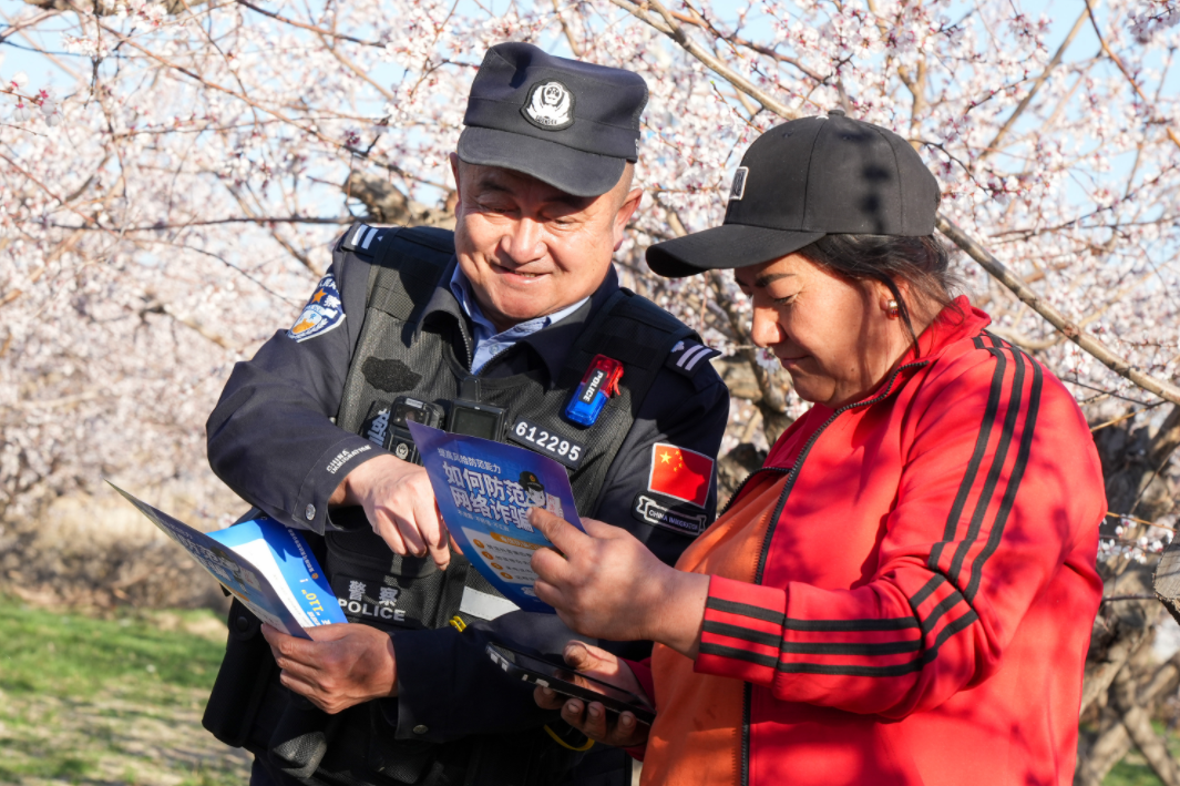 戍邊民警“網(wǎng)紅老謝” 用創(chuàng)意短視頻筑牢反詐防線(xiàn)