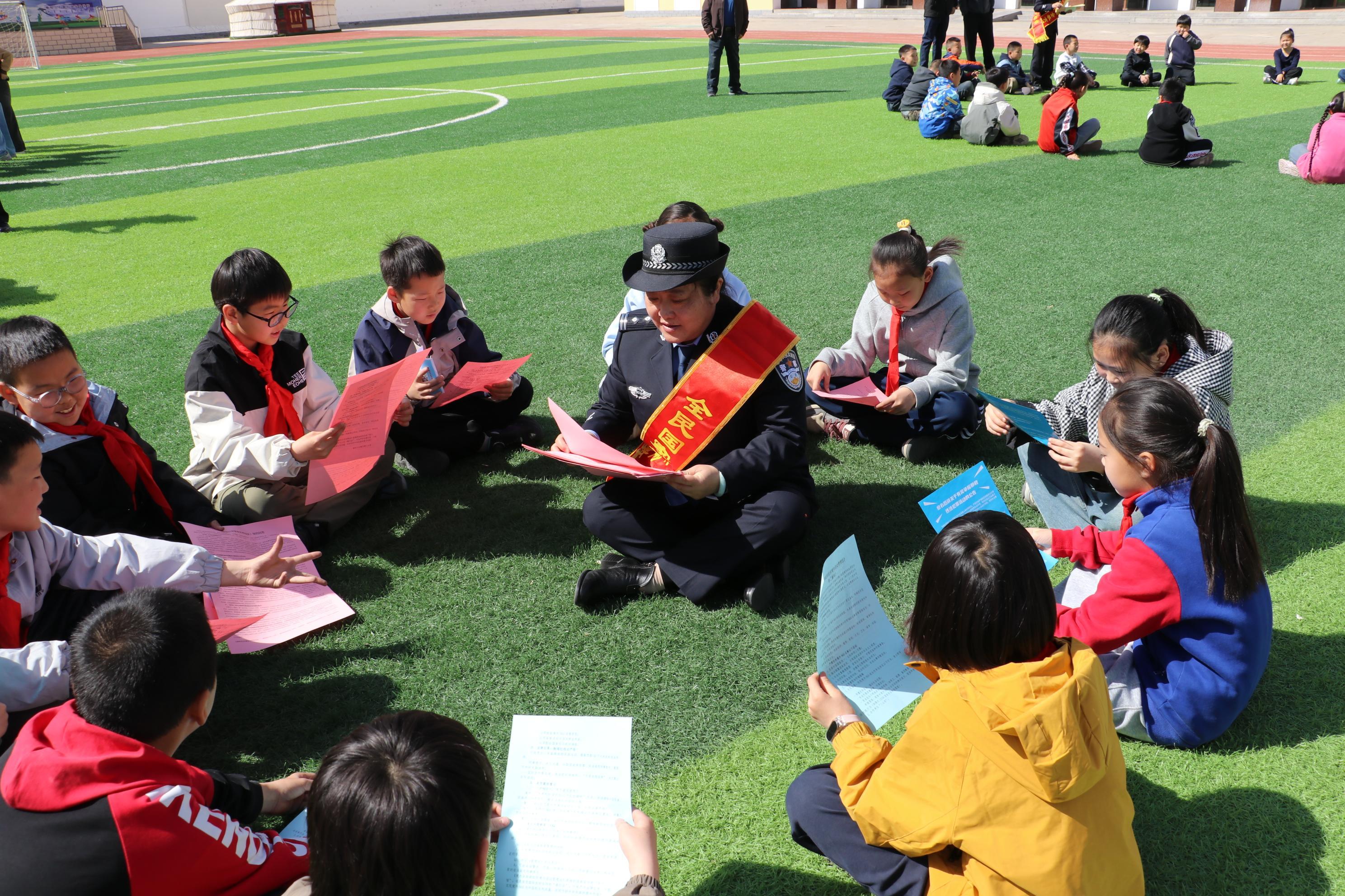 內(nèi)蒙古烏蘭察布市察哈爾右翼后旗公安機(jī)關(guān)走進(jìn)學(xué)校開(kāi)展國(guó)家安全宣傳活動(dòng)