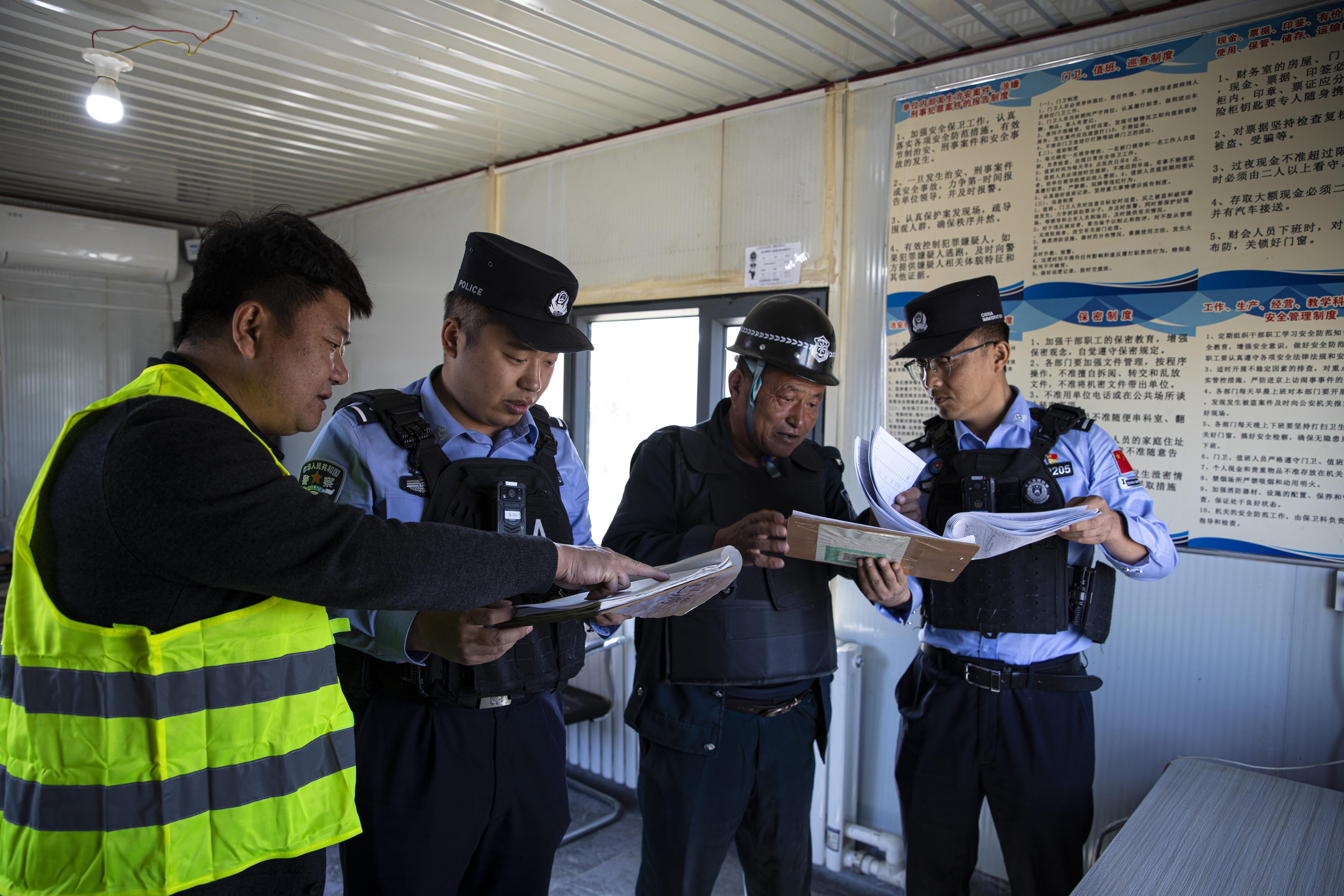 新疆霍爾果斯：戍邊民警開(kāi)展口岸安全專(zhuān)項(xiàng)檢查