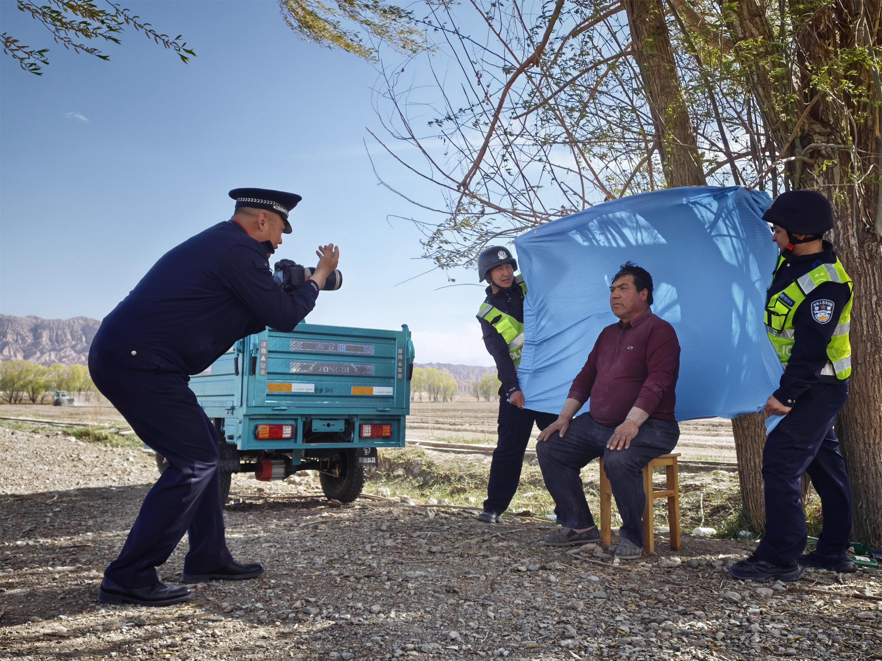 新疆烏?。禾镩g設(shè)點(diǎn)解民憂(yōu)“牧田衛(wèi)士”護(hù)春耕