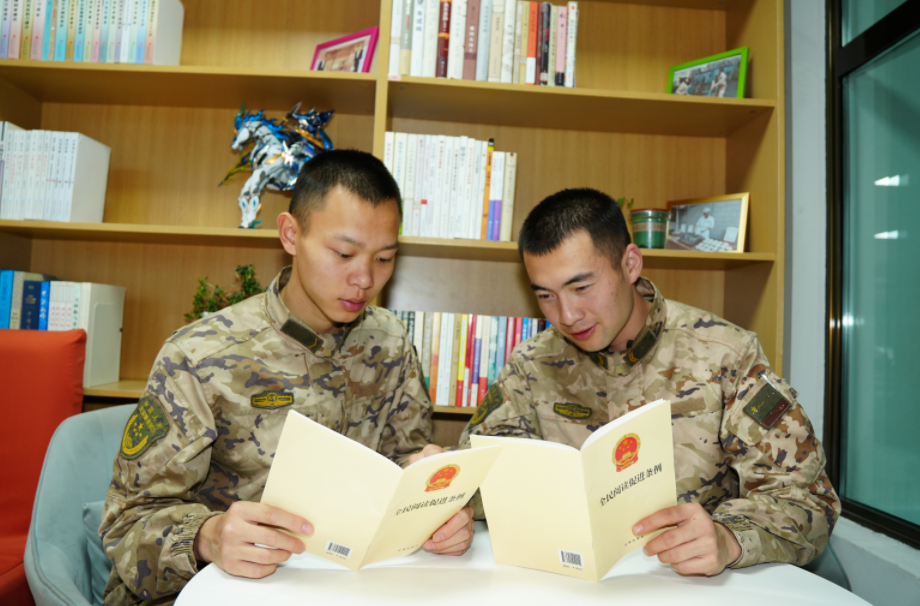 武警西寧支隊(duì)掀起《全民閱讀促進(jìn)條例》學(xué)習(xí)熱潮