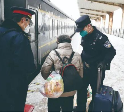 10年后，他戴上了父親的警號，開啟了第一次春運執(zhí)勤