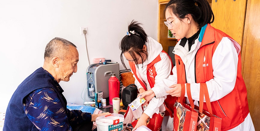 呼和浩特：情暖重陽 健康相伴