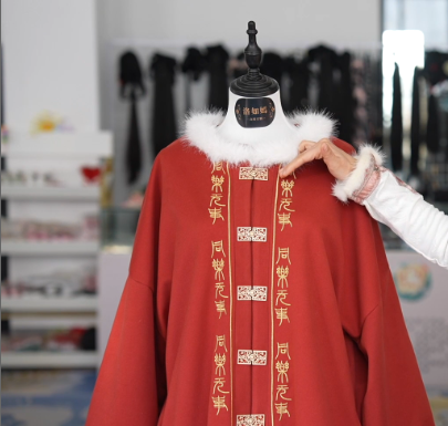 新春走基層 | 香味漢服、AI設(shè)計(jì)……漢服里的“黑科技”