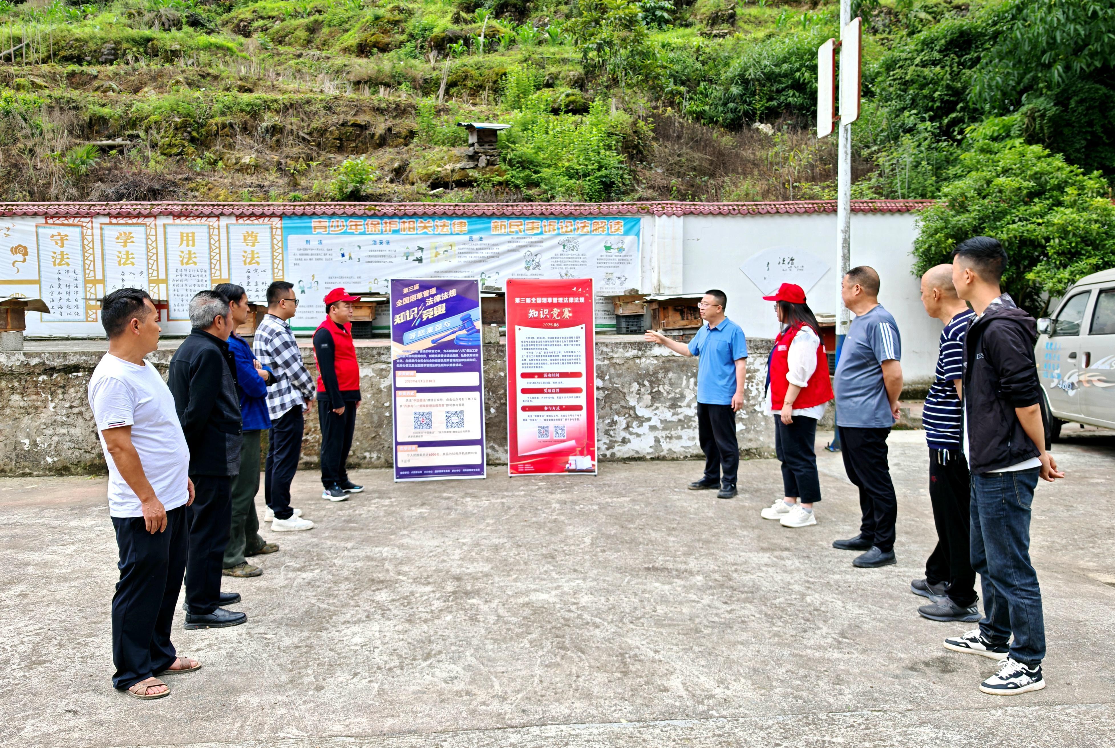 到鄉(xiāng)村開展普法宣講，發(fā)動(dòng)社會(huì)公眾參與競賽答題.jpg