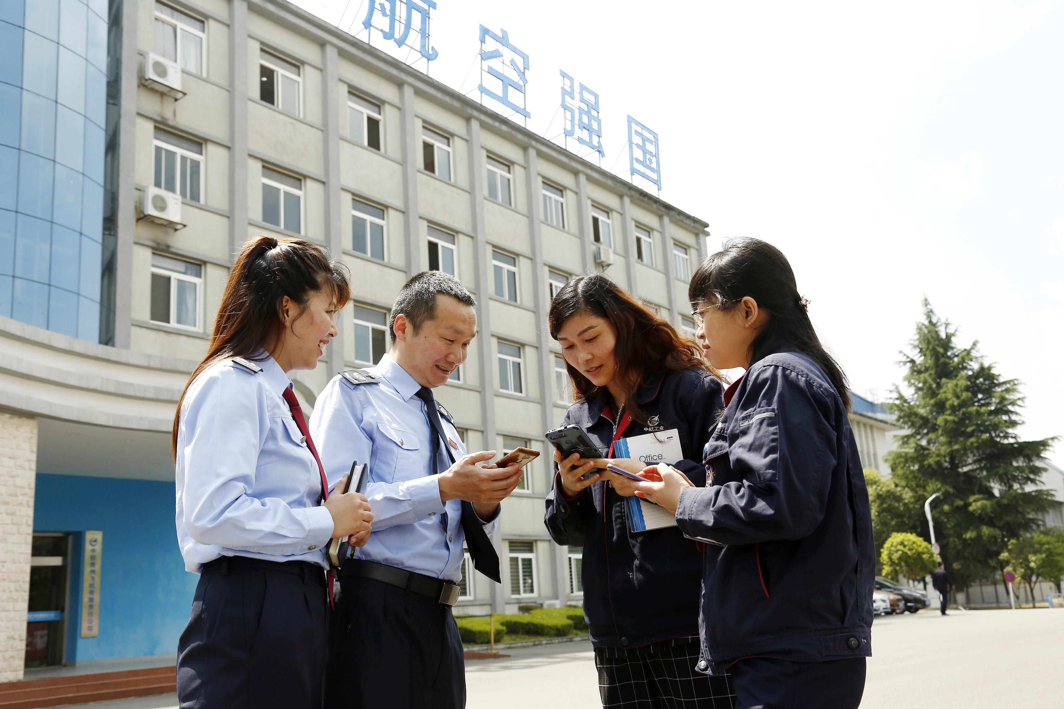 “金稅委員” 走進(jìn)企業(yè)，為企業(yè)詳細(xì)解說稅務(wù)部門在減稅降費(fèi)、納稅服務(wù)、助企紓困等方面的措施與成效，并專項輔導(dǎo)企業(yè)所需稅費(fèi)知識。.jpg