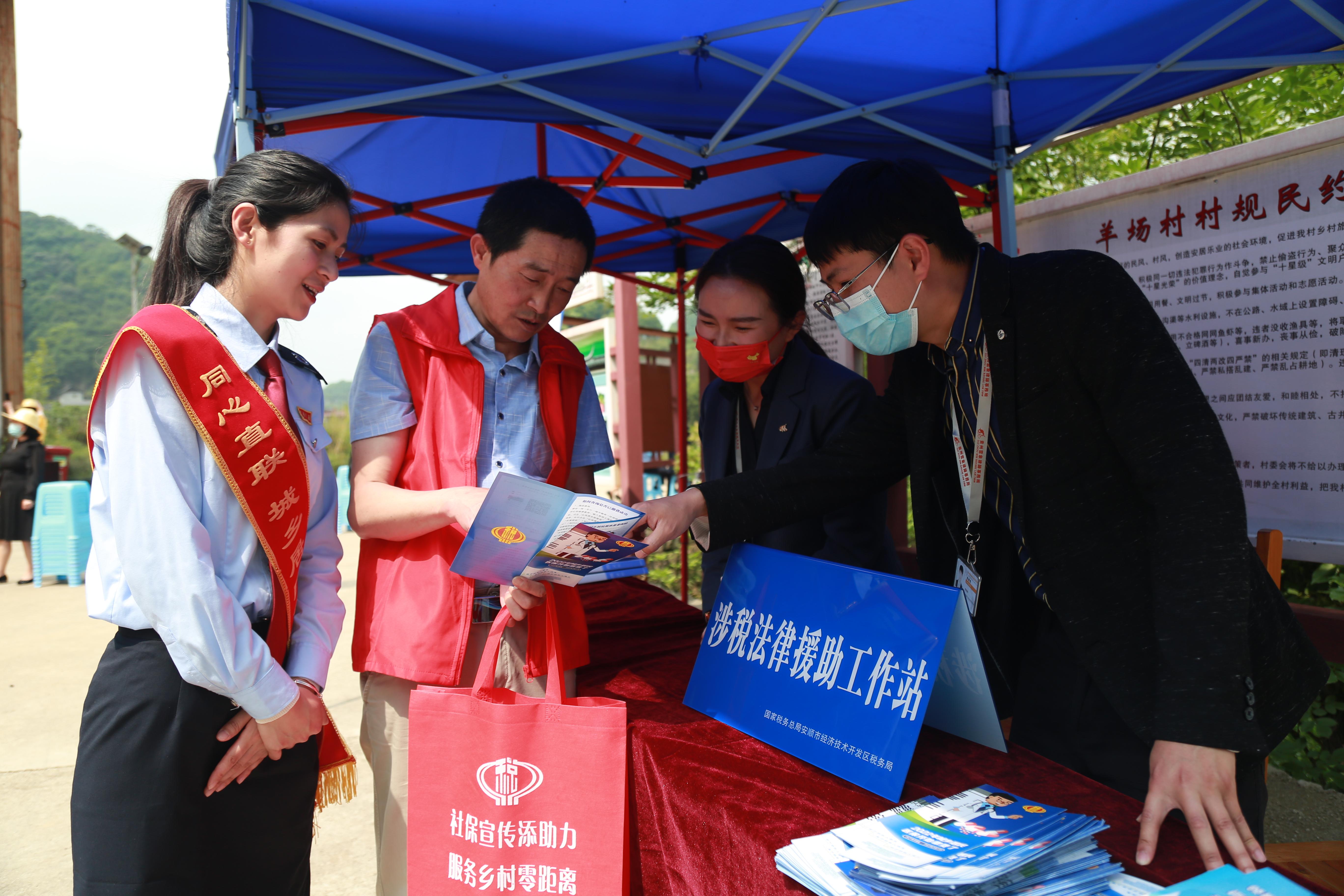 以青年稅務(wù)干部為主體，打造“鄉(xiāng)村振興助農(nóng)服務(wù)隊”，走進(jìn)鄉(xiāng)村、農(nóng)業(yè)合作社提供發(fā)票代開指導(dǎo)、社保繳費(fèi)宣傳、涉稅政策咨詢等稅費(fèi)服務(wù)。.jpg