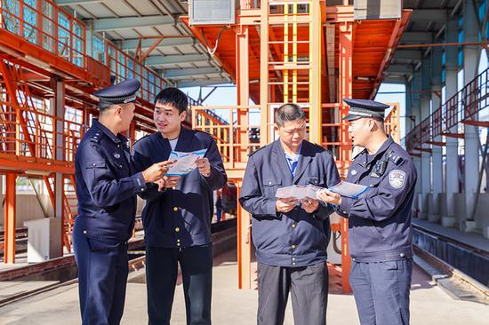 刑警支隊民警向企業(yè)職工發(fā)放宣傳資料并“一對一”講解電詐常識。謝仁古力·托呼提 攝