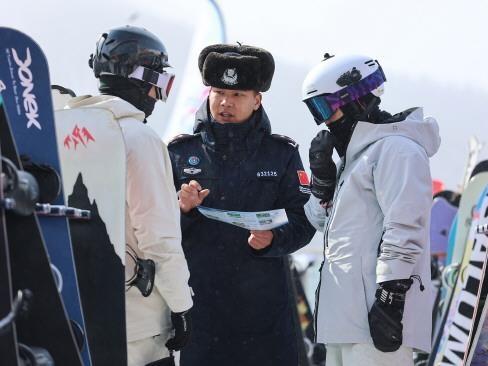 新疆出入境邊防檢查總站吐?tīng)柡檫吘撑沙鏊窬瘜?duì)游客進(jìn)行安全提醒