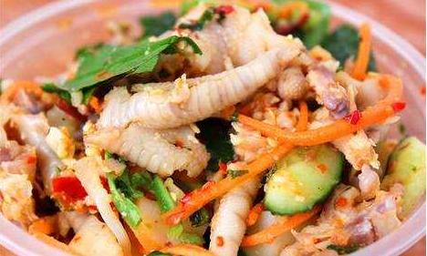 想去云南昆明游玩，可以推薦一些當?shù)氐拿朗硢幔?></a></p>

<p>舂雞腳舂雞腳是一道地道起于西雙版納的傣族美食，把煮熟的雞腳放在木臼中加上魚露，小米辣，大蒜，豇豆，檸檬汁，花生，芫荽 ，胡蘿卜絲和黃瓜絲調(diào)味后用大木杵搗碎，味道和泰國腌雞腳有異曲同工之妙，但是少了香茅就更突出雞腳的鮮味，經(jīng)過一番壓榨之后的味道更是濃郁。</p>
<p><a href=