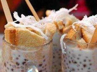 想去云南昆明游玩，可以推薦一些當?shù)氐拿朗硢幔?></a></p>

<p>泡魯達泡魯達是一道緬甸和泰國一帶非常有名的甜品，說是正宗的泡魯達配料多達十二種，但是必要的步驟說來也簡單，就是西米露、緬甸煉奶和牛奶的混合物泡上烤過的面包條，撒上新鮮椰絲而成。喝前攪拌均勻，讓面包條吸入汁液變得更加香甜，同時要趕在汁水被面包吸光之前狠嘬兩口——這資源的分布下永遠藏著一個吃貨的矛盾哲學。</p>
<p><a href=