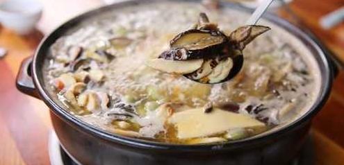 想去云南昆明游玩，可以推薦一些當?shù)氐拿朗硢幔?></a></p>

<p>雞縱菌“雞縱油”和“油雞縱”其實說白了是同一樣東西，就是把撕碎的雞縱菌，蒜頭和干辣椒放入滾燙的菜籽油，伴隨著嗞嗞聲響猛烈冒泡之后得到的產(chǎn)物。那樣的香氣啊，若是聞過一次便常駐心間了。</p>
<p><a href=