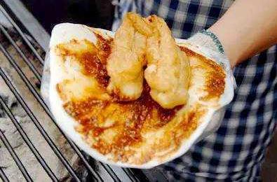 想去云南昆明游玩，可以推薦一些當?shù)氐拿朗硢幔?></a></p>

<p>“燒餌塊”餌塊剛拿出來的時候是硬硬的一片，微微炙烤之后從中間隆起一個大泡兒，翻過面來再烤上幾秒就大功告成了！烤好的餌塊中間涂上花生醬或者辣味的腐乳醬，卷上土豆絲、火腿腸、油條和煎蛋就可以開吃。按理說燒餌塊起源于大理，但是上次在大理游玩卻鮮有看到，滿街的乳扇倒是更受歡迎。昆明的餌塊在早點時分是隨處可見的，最有名的是“英鳳燒餌塊”，但是不知是加盟店還是分店太多，也是很難分清哪家最好吃了。作為一個省會城市，昆明承載了整個云南的飲食文化。（記得多多關注我哦，各種美味分享）</p>  </div>
  <div   id=